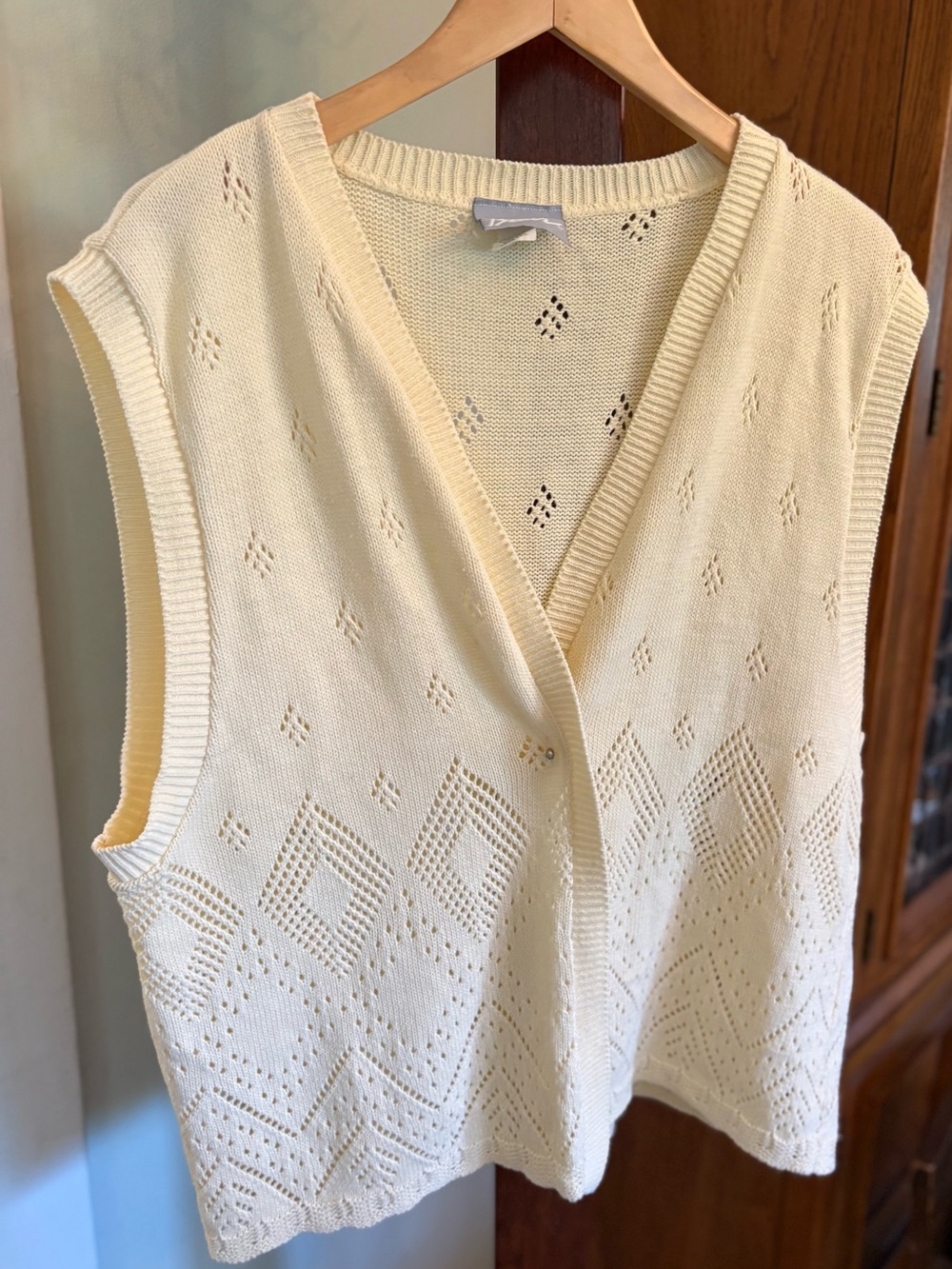 Knit Pointelle V-Neck Sleeveless Sweater Vest - Cream.
